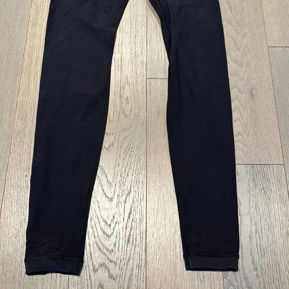 Lululemon Woman's Size 4 Black/Violet Reversible Wunder Under Pant *Full-On Luon - Picture 4 of 13